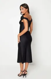 czarna-sukienka-z-odkrytym-jednym-ramieniem-coast-s