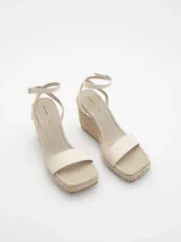 bezowe-sandaly-na-koturnie-reserved-41