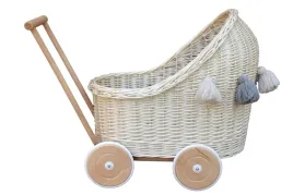wiklinowy-wozek-dla-lalek-z-chwostami-bialy-lalka