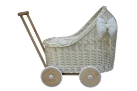 bialy-wozek-wiklinowy-dla-lalek-z-koldra-ecru