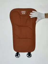 pokrowiec-oparcie-logo-audi-na-fotele-mata-uniwersalna-skora-pu-pomarancz
