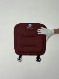 mata-ochronna-siedzenie-logo-volkswagenpoduszka-na-fotelskora-puczerwone