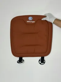 mata-ochronna-siedzenie-logo-volkswagenpoduszka-na-fotel-skora-pomarancz