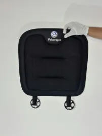 mata-ochronna-siedzenie-logo-volkswagen-poduszka-na-fotelskora-pu-czarny