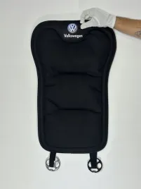 pokrowiec-oparcie-logo-volkswagen-na-fotele-mata-uniwersalna-skora-czarny