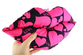 poduszka-puchowa-usta-rozowe-serca-napis-love-prezent-na-walentynki