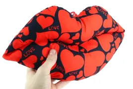 poduszka-pluszowa-usta-czerwone-serca-prezent-na-walentynki-napis-love