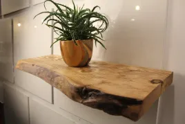 polka-drewniana-wiszaca-z-naturalna-krawedzia-do-salonu-90cm