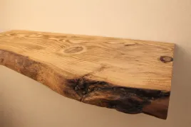 polka-drewniana-wiszaca-do-salonu-kolor-miodowo-koniakowy