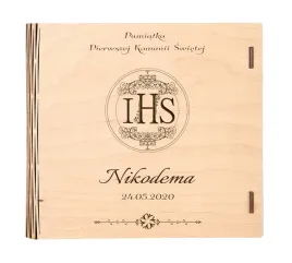 drewniane-pudelko-na-zdjecia-15x15-i-komunia-sw