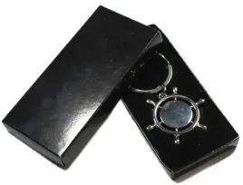metalowy-brelok-z-grawerem-kolo-sterowe-prezentowe-opakowanie