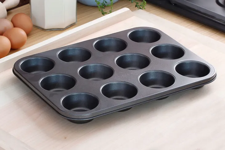 forma-do-pieczenia-babeczek-muffin-blacha-foremka-na-12-sztuk-nie-przywiera-kod-producenta-5906186716740-tg66027