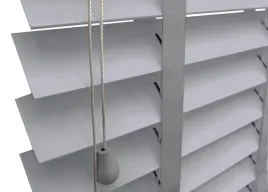 zaluzje-szary-drewniane-50mm-250x230