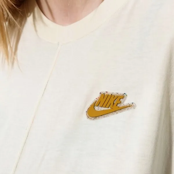 t-shirt-damski-nike-s-wzor-dominujacy-logo