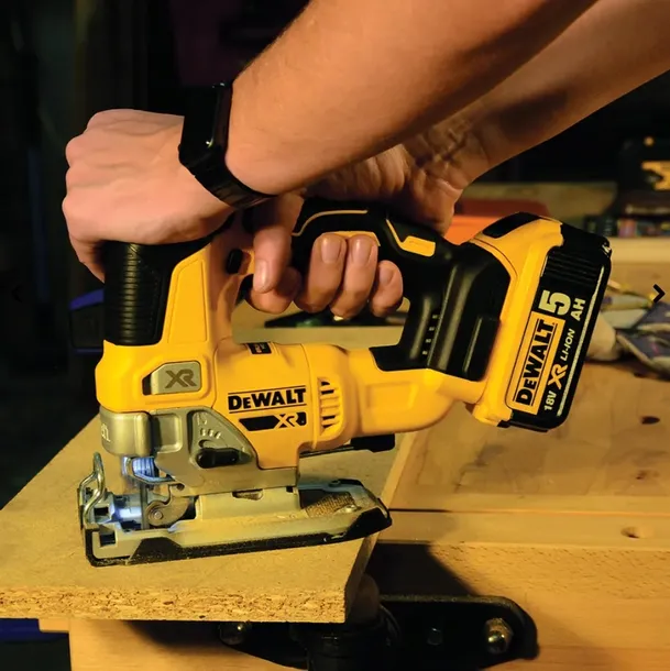 dewalt-wyrzynarka-18v-2x50ah-dcs334p2-glebokosc-ciecia-w-aluminium-10-mm