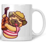kubek-mops-grajacy-na-gitarze