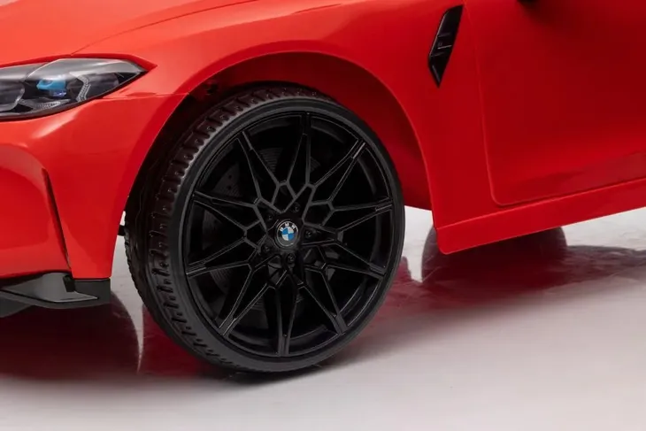 auto-na-akumulator-bmw-m4-czerwone