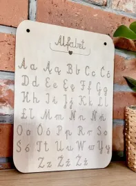 drewniana-tablica-alfabet