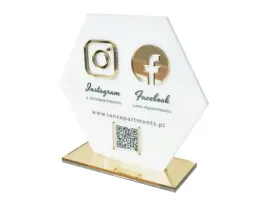 biala-statuetka-z-plexi-z-nadrukiem-uv-i-zlotymi-elementami-18-x-165-cm