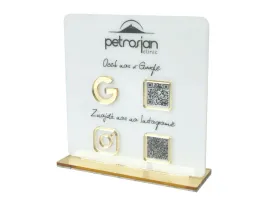 tabliczka-social-media-15x15cm-z-plexi-z-nadrukiem-uv-i-kodami-qr