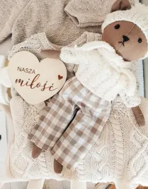 drewniana-tabliczka-serduszko-z-napisem-nasza-milosc