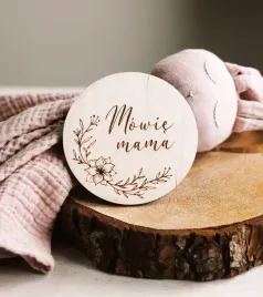 tabliczka-z-napisem-mowie-mama