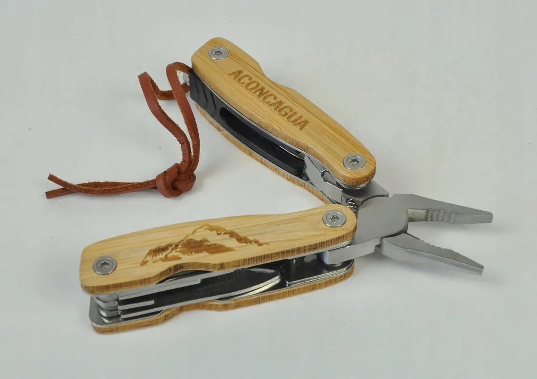 narzedzie-wielofunkcyjne-multitool-logo-grawer