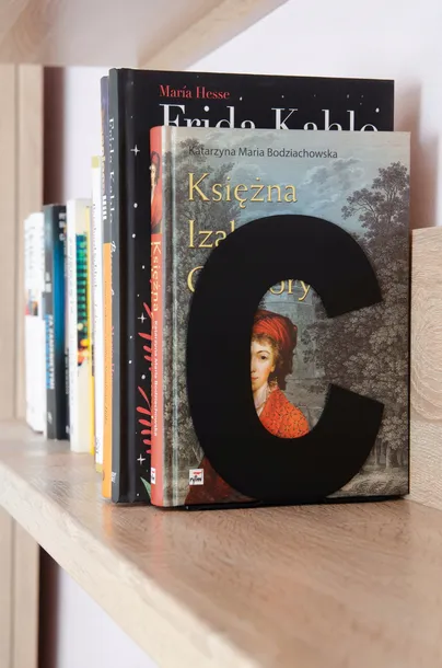 podporka-do-ksiazek-litera-c-material-metal
