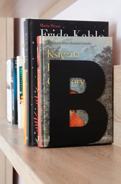 podporka-do-ksiazek-litera-b-material-metal
