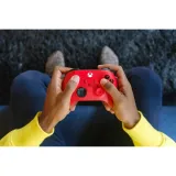 microsoft-xbox-series-kontroler-pulsujacy-czerwon-wibracje-tak