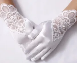 rekawiczki-komunijne-dla-dziewczynki-biale-z-koronka-gipiura