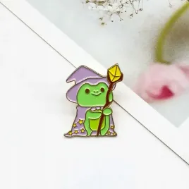 przypinka-z-zaba-zabka-czary-metalowa-pins-broszka