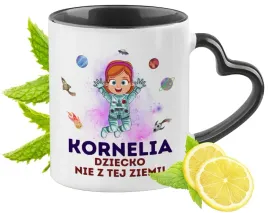 kubek-czarny-z-uszkiem-w-ksztalcie-serca-dla-kornelii-idealny-na-prezent
